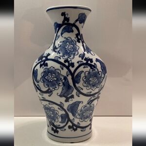 Late 20th Century Chinoiserie Chinese Blue & White Floral and Leaf Vase